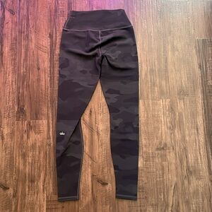 Alo Yoga Camo Vapor leggings